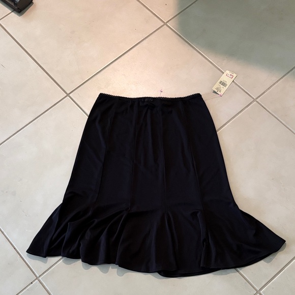 Valerie Stevens Dresses & Skirts - NWT $60 Valerie Steven’s medium flouncy skirt 504